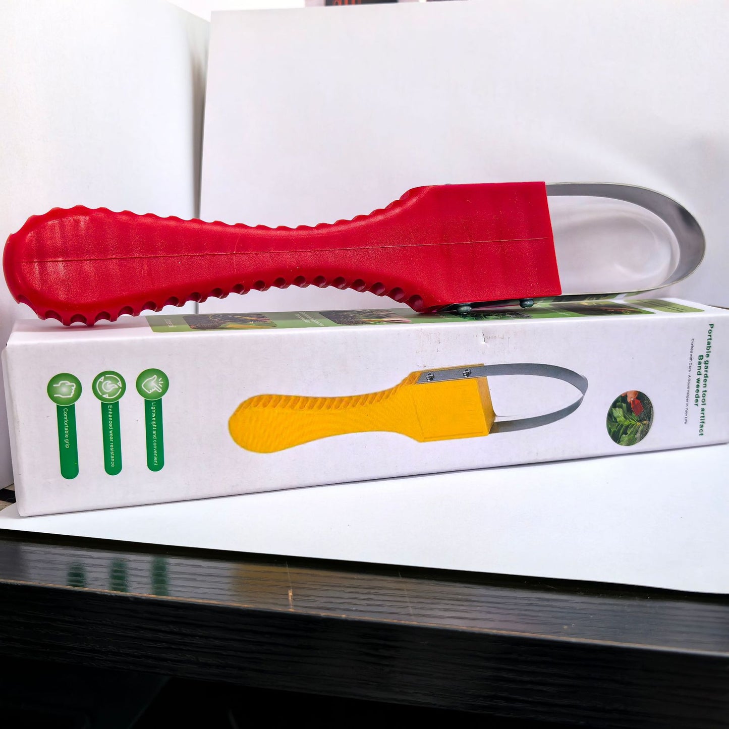 Outil de désherbage innovant en forme de « bracelet » pour jardinier